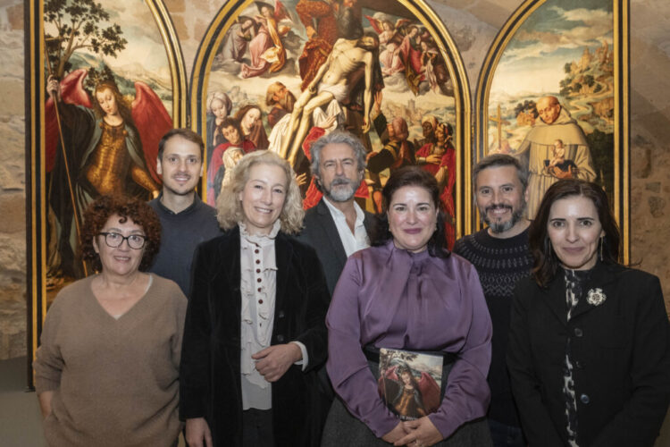 La Sala de Pintura de la Catedral protagoniza su primera publicación oficial 1 Varios de los autores durante la presentación de la guía, frente al tríptico del Descendimiento (Ambrosius Benson, 1532-1536)