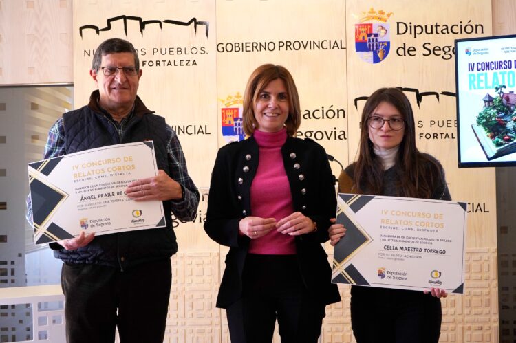 Cuéllar protagoniza el relato corto ganador de ‘Escribe, come y disfruta’ 1 Magdalena Rodríguez junto a los ganadores.