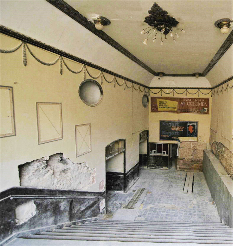 Acceso al teatro en ruinas / Kamarero