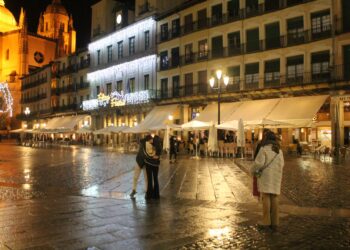 La Plaza Mayor de Segovia se convertirá en el punto de encuentro para quien salga esta noche a celebrar la Nochevieja.