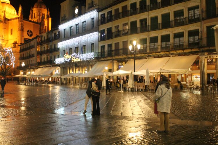La hostelería segoviana cuelga el cartel de completo para recibir al nuevo año 1 La Plaza Mayor de Segovia se convertirá en el punto de encuentro para quien salga esta noche a celebrar la Nochevieja.