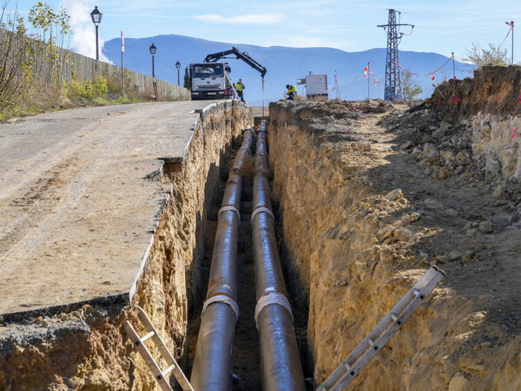 Instalación de tuberías para la red de calor en el entorno del Complejo Asistencial de Segovia. / EL ADELANTADO
