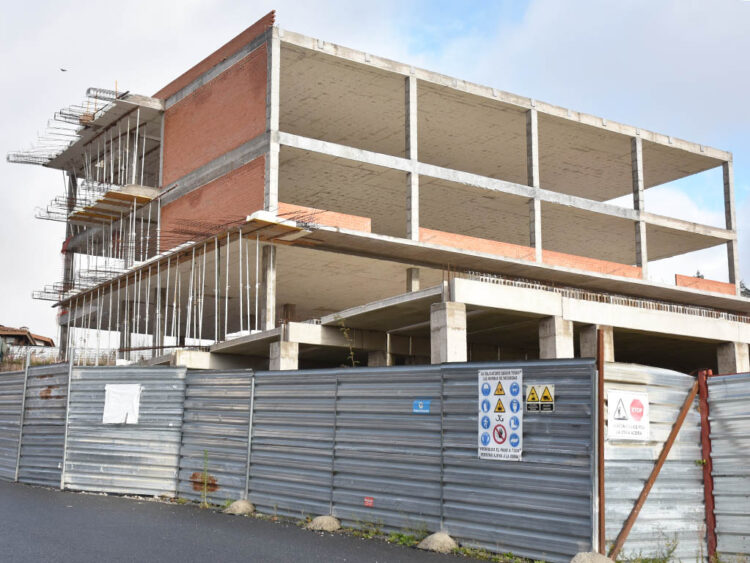 Estado actual de la evolución de las obras del instituto del barrio de San Lorenzo, en Segovia capital. / A.M.