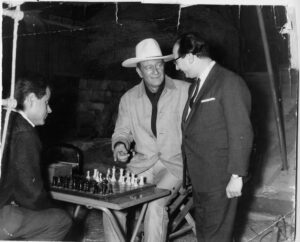 “El ajedrez es el juego del amor” 2 John Wayne jugando al ajedrez con el padre de Mariano García.