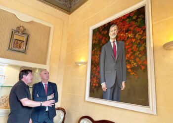 José Luis Lépez Saura y José Mazarías contemplan la obra del rey Felipe VI.