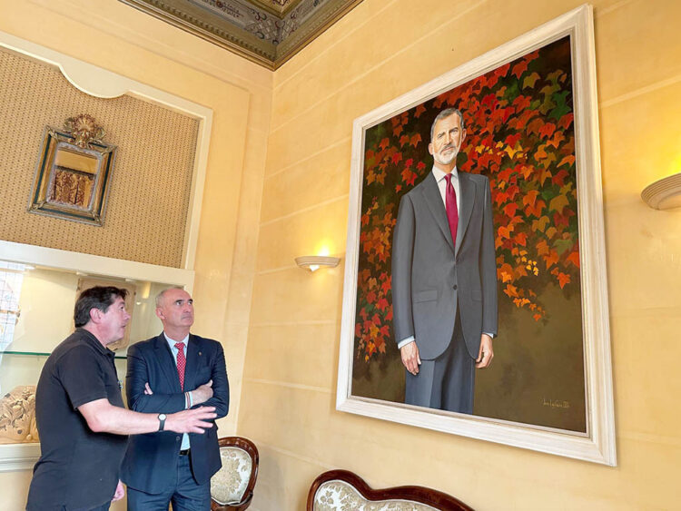 José Luis Lépez Saura y José Mazarías contemplan la obra del rey Felipe VI.