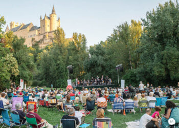Actuación de Bruna Sonora a los pies del Alcázar, dentro del Festival Museg que organiza la Fundación Don Juan de Borbón. / ROCÍO PARDOS - MUSEG