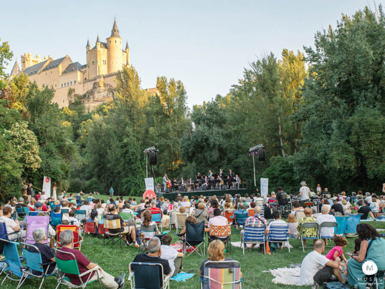 Actuación de Bruna Sonora a los pies del Alcázar, dentro del Festival Museg que organiza la Fundación Don Juan de Borbón. / ROCÍO PARDOS - MUSEG