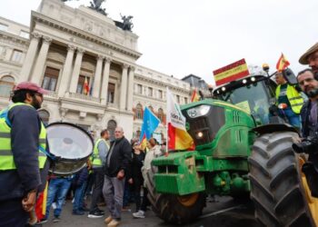 Manifestantes delante del Ministerio de Agricultura en Madrid / EFE
