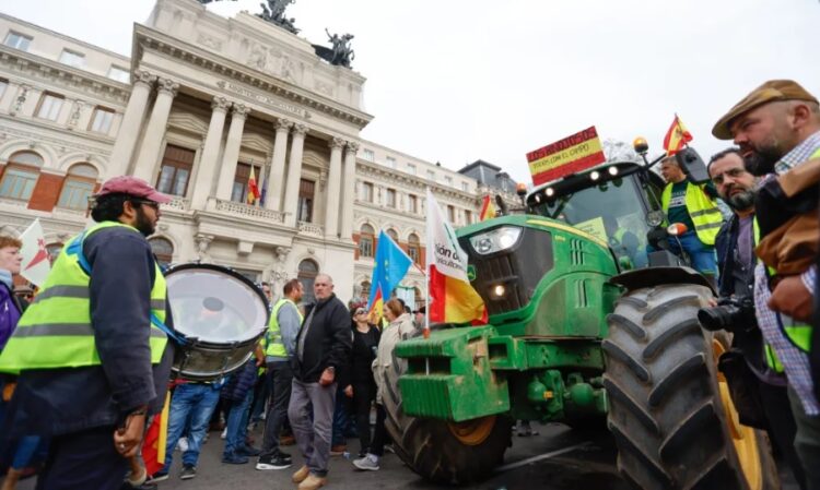 Manifestantes delante del Ministerio de Agricultura en Madrid / EFE