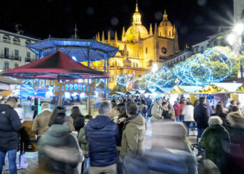 Afluencia de visitantes al Mercadillo Navideño en la plaza Mayor. / EL ADELANTADO