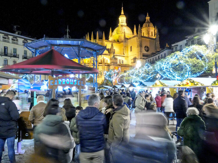 Afluencia de visitantes al Mercadillo Navideño en la plaza Mayor. / EL ADELANTADO