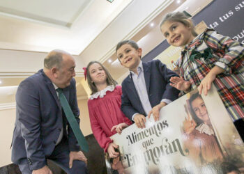 Miguel Ángel de Vicente con los protagonistas de la campaña de navidad. / DIPUTACIÓN