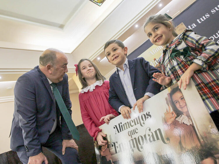 Miguel Ángel de Vicente con los protagonistas de la campaña de navidad. / DIPUTACIÓN