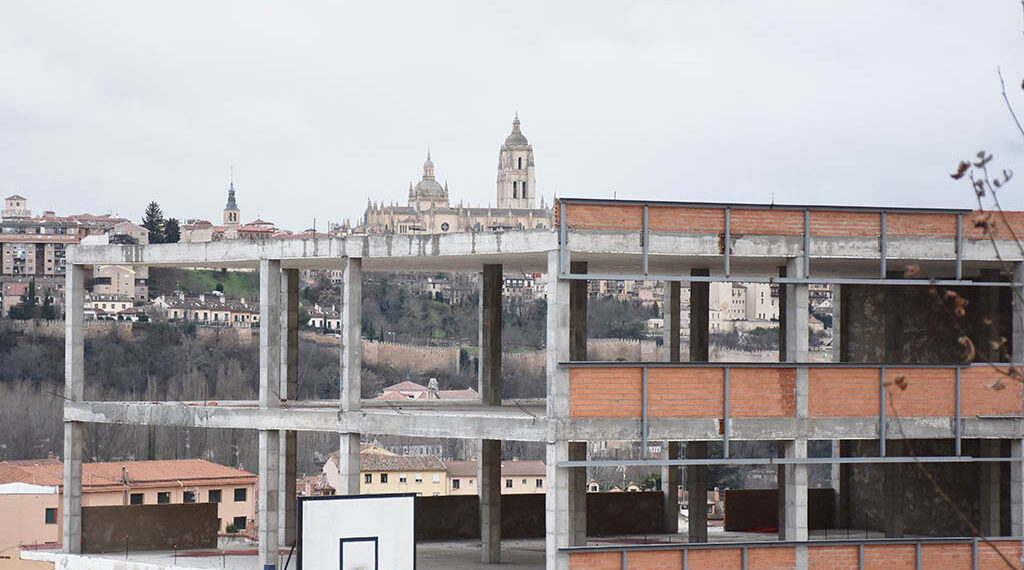 Edificio del IES de San Lorenzo, desde Vía Roma. / A.M.