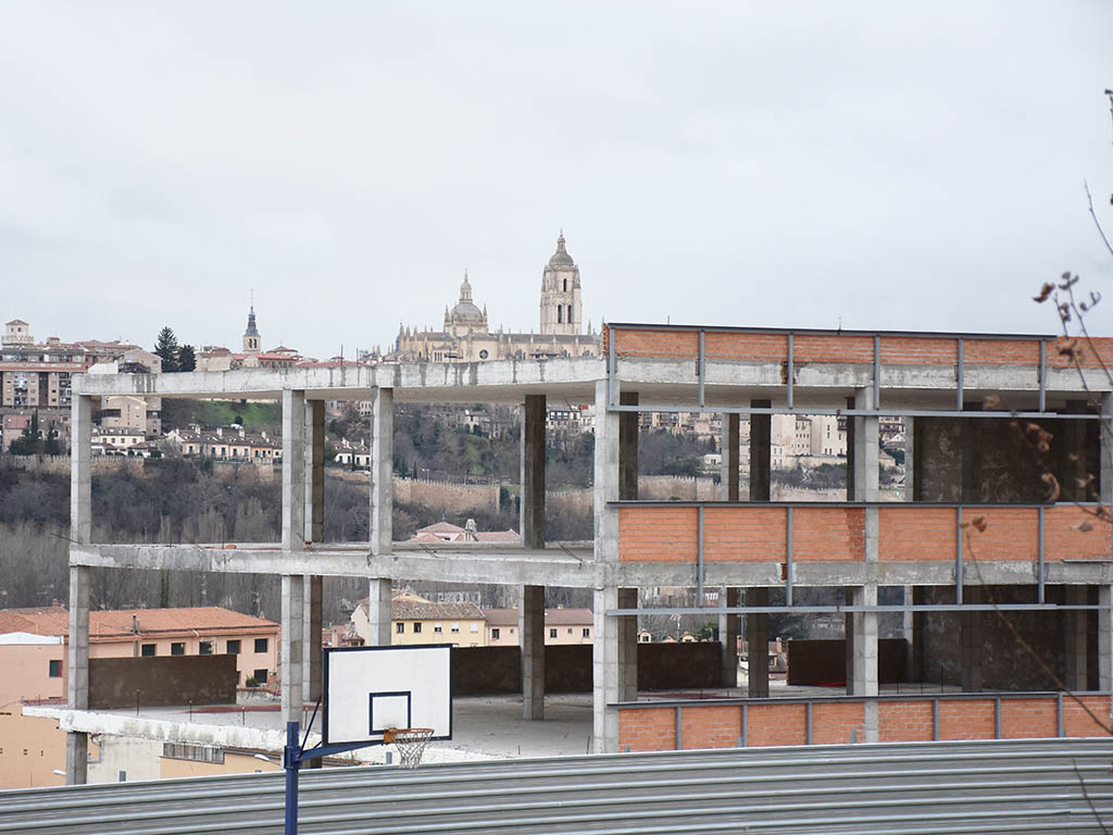 La Junta incrementa el Presupuesto para la provincia en un 35%, hasta los 103 millones 3 Edificio del IES de San Lorenzo, desde Vía Roma. / A.M.