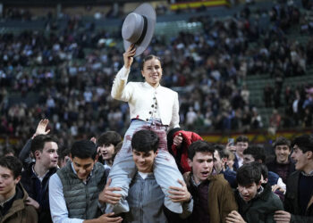 La novillera Olga Casado sale a hombros tras su faena en el festival taurino en favor por los damnificados por la dana, celebrado este domingo en la plaza de Vistalegre, en Madrid. EFE/Borja Sánchez-Trillo