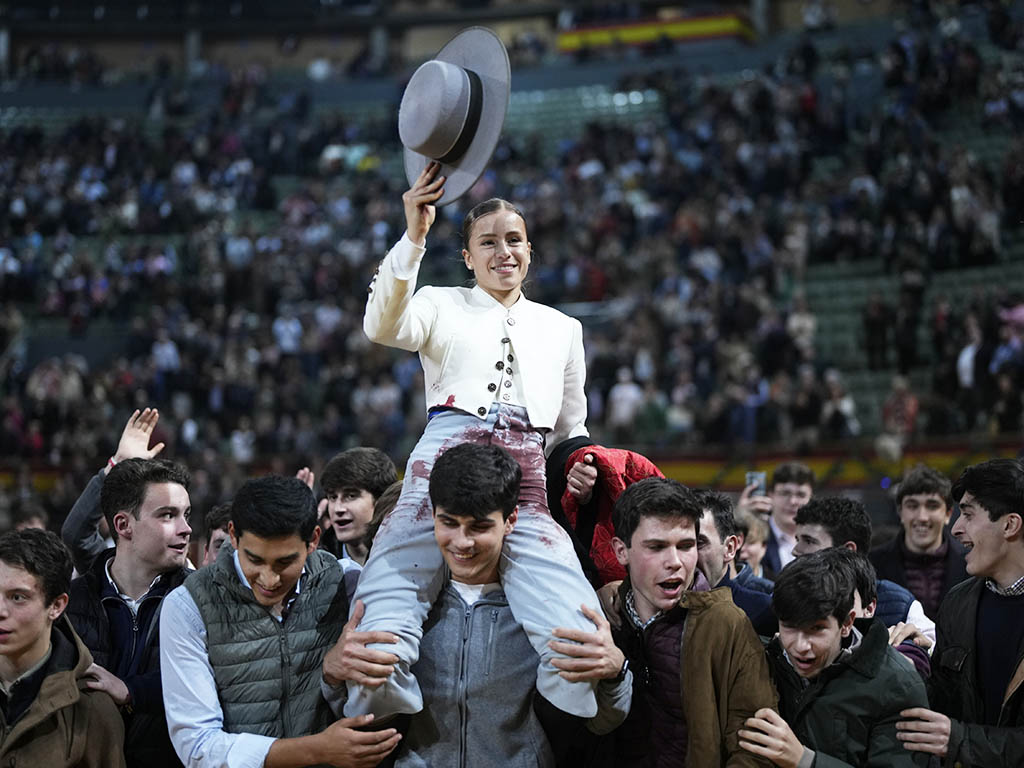 Olga Casado en hombros