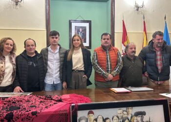 Olga Casado y la junta directiva de la peña taurina / E.A.