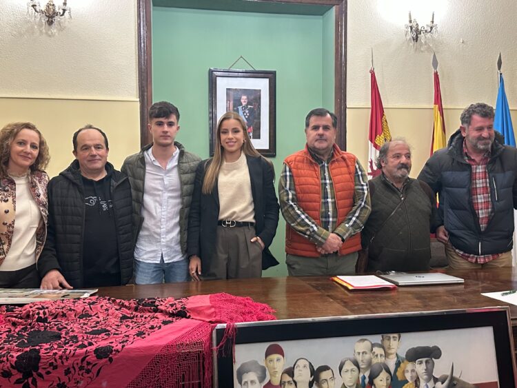 Olga Casado y la junta directiva de la peña taurina / E.A.