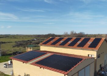 Placas solares instaladas en el complejo.