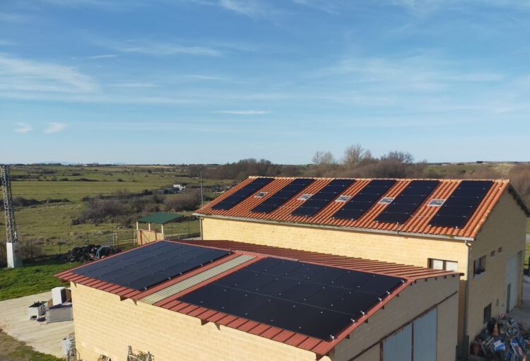 La depuradora de Torrecaballeros mejorará su eficiencia energética con 63 placas solares 1 Placas solares instaladas en el complejo.