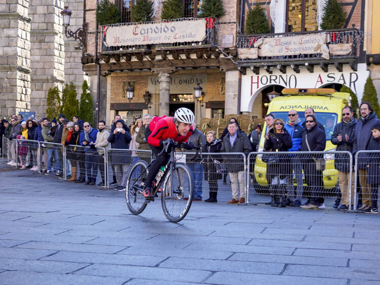 La tradicional cita del día de Navidad con bicicletas sin cadena 1 Pedro Delgado, en la Carrera del Pavo de Segovia. / EL ADELANTADO
