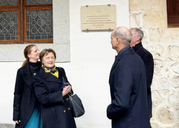 Acto del desecubrimiento de la placa en homenaje a José Miguel Merino de Cáceres.