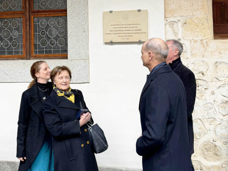 El Patronato del Alcázar coloca una placa en homenaje a José Miguel Merino de Cáceres 1 Acto del desecubrimiento de la placa en homenaje a José Miguel Merino de Cáceres.