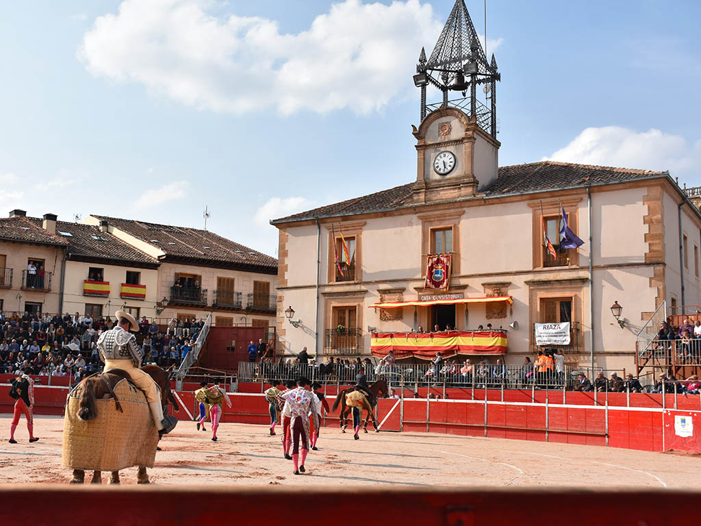 Paseíllo en la Plaza de Toros de Riaza. / A.M.