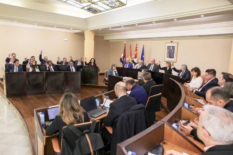 El equipo de Gobierno de la Diputación saca adelante el Presupuesto para 2025, por más de 90 millones 1 Sesión plenaria de la Diputación de Segovia correspondiente al mes de diciembre, celebrada este jueves. / DIPUTACIÓN