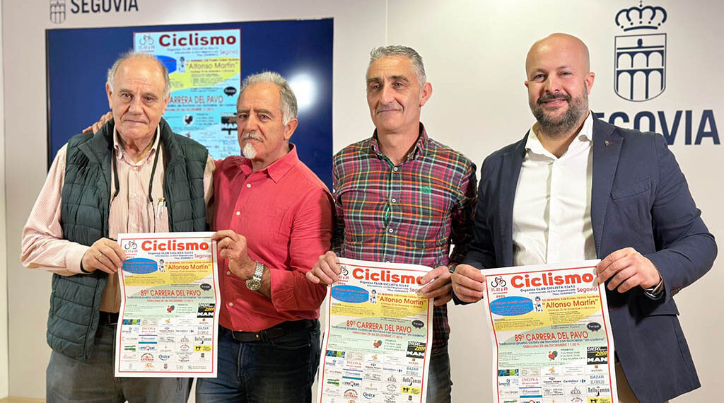 La tradicional cita del día de Navidad con bicicletas sin cadena 2 Antonio Barrio, Ángel Rojas, Julio Martín y Jesús Garrido, en la presentación de la Carrera del Pavo. / EL ADELANTADO