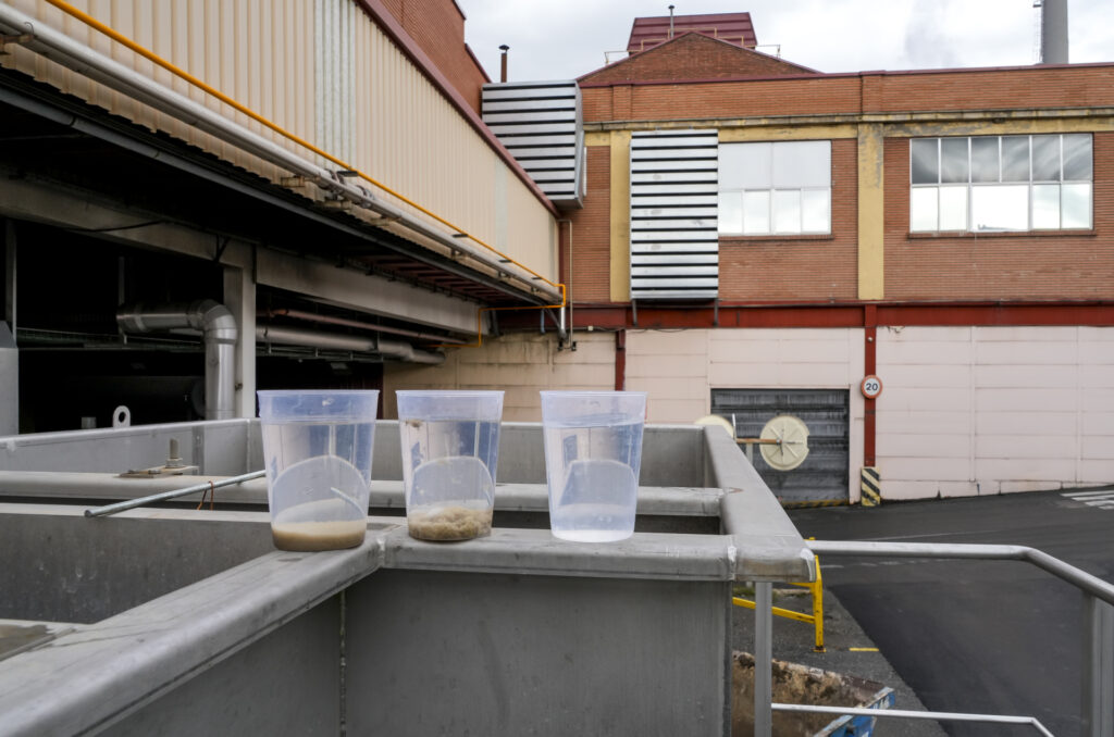 Probetas que muestran el proceso de depuración del agua.