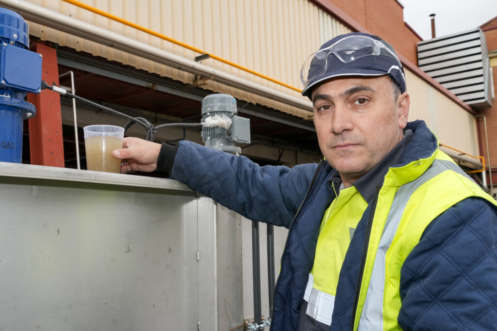 Javier Arenal, responsable de medio ambiente de la fábrica de vidrio Verescence en La Granja.