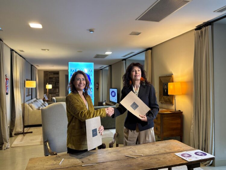 Paradores instalará puntos violeta para informar sobre la violencia machista 1 Momento de la firma del acuerdo.