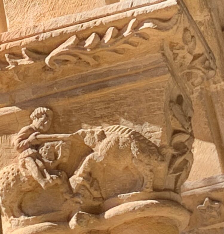 Las escenas taurinas en el Claustro de Santa María la Real (y VI) 1 Escena de caza de un jabalí.