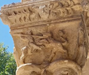 Las escenas taurinas en el Claustro de Santa María la Real (y VI) 2 Un jinete echa hacia atrás el brazo armado con la lanza que clavará en la boca del león que se alza apoyado en sus patas traseras.