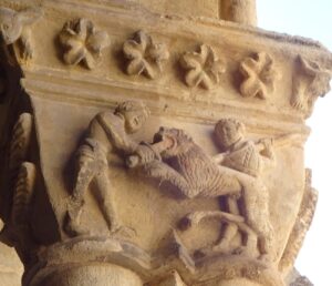 Las escenas taurinas en el Claustro de Santa María la Real (y VI) 3 Segunda imagen dedicada a la caza del león, aquí, dos los cazadores atacan a la fiera.