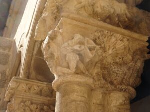 Las escenas taurinas en el Claustro de Santa María la Real (y VI) 6 Escena de caza, con un cazador que, rodilla en tierra, tensa el arco dispuesto a disparar sobre la pieza que se esconde en la maleza