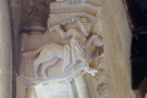 Las escenas taurinas en el Claustro de Santa María la Real (y VI) 11 Un jinete cabalga lanzando al aire una pequeña jabalina.