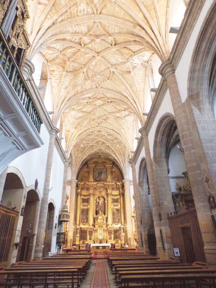 Tributo a la reina Isabel I de Castilla en la iglesia de San Miguel 1 Altar de la iglesia de San Miguel.