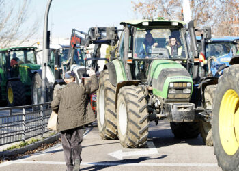 Participantes en la movilización convocada en Valladolid, con sus tractores. / ICAL - LETICIA PÉREZ
