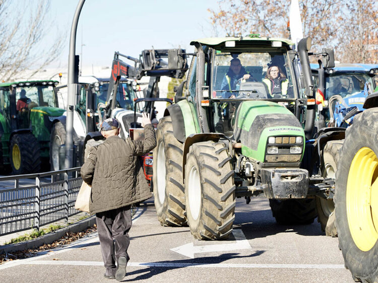 Agricultores y ganaderos segovianos reivindican en Valladolid "precios justos" para el sector 1 Participantes en la movilización convocada en Valladolid, con sus tractores. / ICAL - LETICIA PÉREZ
