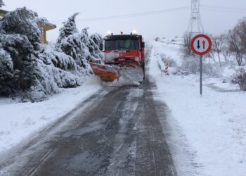 Máquinas quitanieves trabajando en una carretera de la provincia / Diputación