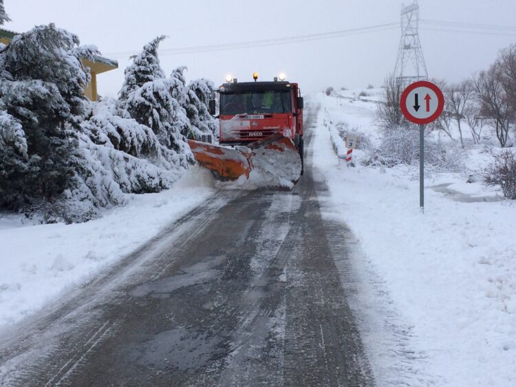 Segovia se blinda ante la llegada de un temporal que dejará nieve en toda la provincia 1 Máquinas quitanieves trabajando en una carretera de la provincia / Diputación