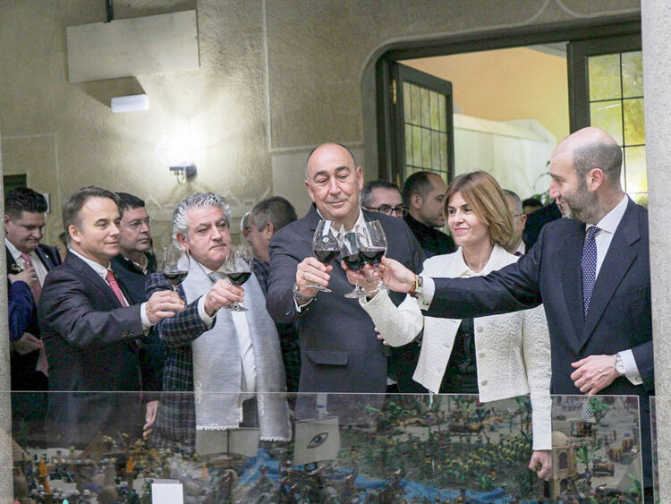 Máximo San Macario, José María Bravo, Miguel Ángel de Vicente, Magdalena Rodríguez y Pedro Varela brindan en el tradicional Vino de los trabajadores de la Diputación. / DIPUTACIÓN