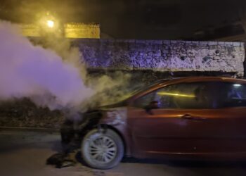 El motor de un vehículo ardió mientras circulaba en Padre Claret.