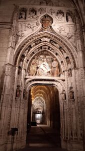 Isabel I de Castilla y Segovia 5 Portada de acceso al claustro de la Catedral de Segovia. Juan Guas, siglo XV.