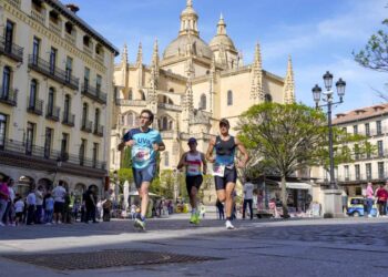 Los atletas a su paso por la Plaza Mayor durante la Media de este año./E.A