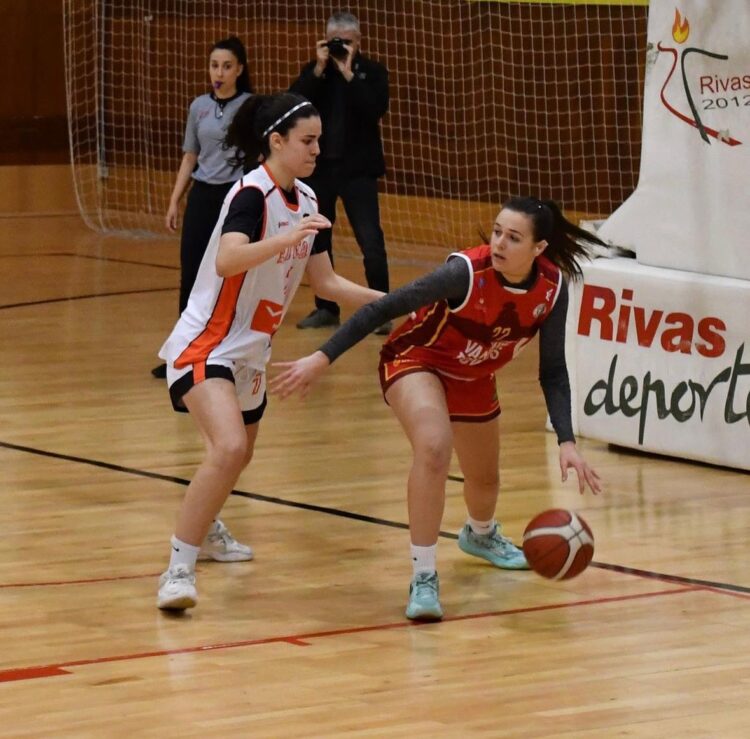 Lidia Pastor, refuerzo de lujo para el Cochinillo Segoviano 1 Lidia Pastor protege la pelota ante una rival durante un encuentro con el Alcobendas./CD.SPORDEPORTE